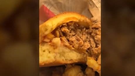 "Ça vit dans le friand!": un homme découvre des asticots dans son sandwich acheté dans une boulangerie de Stains