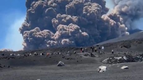 El volcán italiano Etna registra una nueva erupción y los turistas huyen aterrorizados por sus laderas