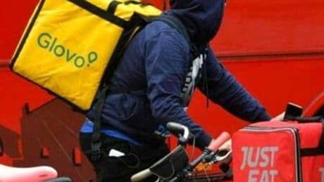 Glovo e Just Eat, è guerra in tribunale. La causa milionaria si gioca sulla pelle dei rider
