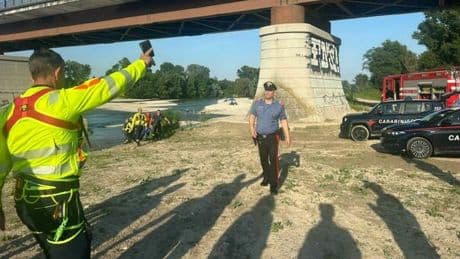 Giovani scomparsi nel Piave: 21enne trovato morto, l'altro è salvo. L?allarme lanciato da un?amica: «Sono entrati in acqua e non li ho più visti»