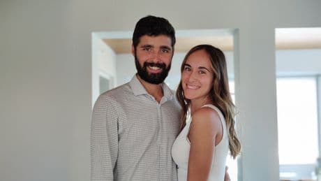 Raquel Enello, experta en trucos para pisos de alquiler: “Para mejorar tu baño de alquiler el mejor truco es pegar azulejos vinílicos sobre un panel de polipropileno; no son necesarios agujeros y aguanta la humedad”