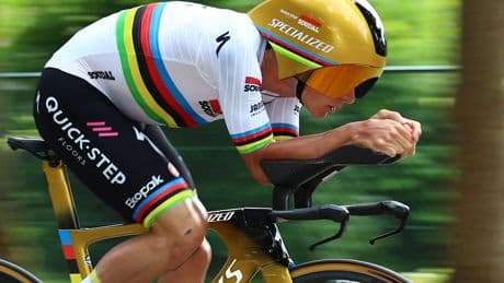 Mathieu van der Poel verliest in tijdrit geel aan Tadej Pogacar, zege voor Remco Evenepoel