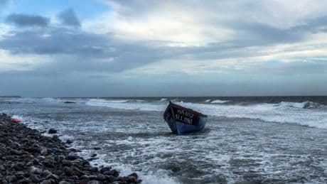 Espagne: une embarcation transportant des migrants chavire dans un port aux Canaries, plusieurs morts