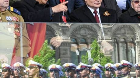 Militärparade am 9. Mai: Beunruhigender Schulterschluss in Moskau