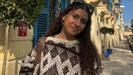 Lorena, la joven con dislexia que denuncia discriminación en las oposiciones: "A un miope nunca le exigirían quitarse las gafas"