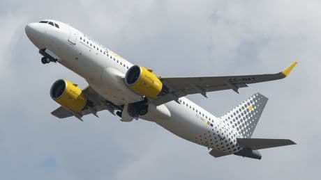 Algunos retrasos en los aeropuertos tras anularse ayer 344 vuelos