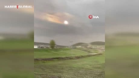 Kars'ta şiddetli rüzgar çatıları uçurdu, korkunç anlar kamerada