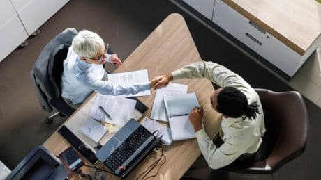Welche Farbe im Job-Interview den falschen Eindruck hinterlässt