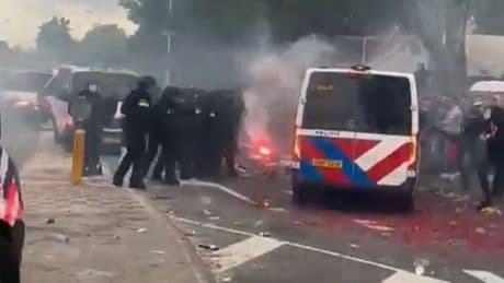 Rellen bij stadion PSV in Eindhoven: vuurwerk en rookbommen, ME voert charges uit