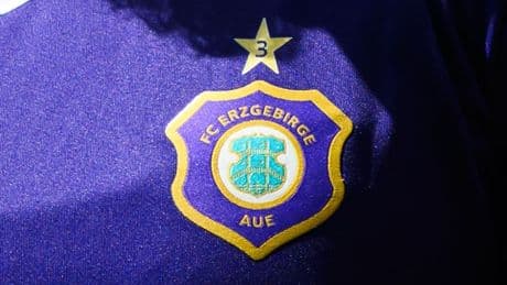Erzgebirge Aue gegen FSV Zwickau: Meisterschaftsspiel nach Ausschreitungen abgebrochen