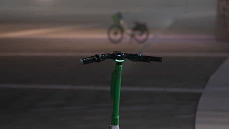 18-Jähriger fährt mit Mietwagen Mann auf E-Scooter tot