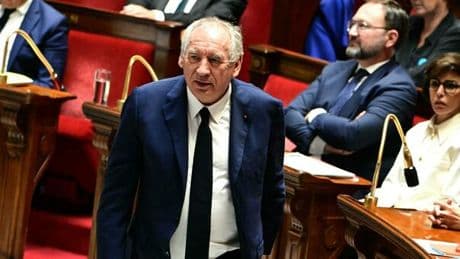 Francia, Bayrou sfiduciato: cade il governo. Macron cerca un premier. Le Pen: «Ora le elezioni»