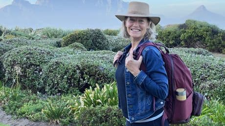 Esther (55) reist al 20 jaar fulltime de wereld rond: ’Begon toen gemeente mijn paspoort weigerde te verlengen’