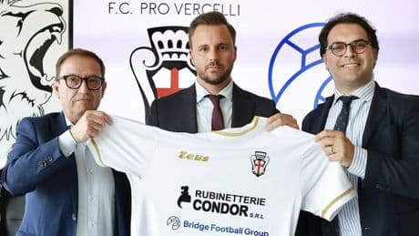 Pro Vercelli venduta: Bridge Football Group nuovo proprietario, ecco chi sono