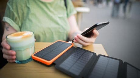 Sonne tanken: Kraftpaket für unterwegs: Solar-Powerbank für 29 statt 60 Euro