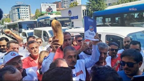 Memurların saray yürüyüşüne barikat engeli