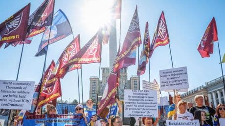 Zelensky a Maidan: una pace giusta, non una resa forzata. Wsj: ok Usa a vendita di 3.350 missili a Kiev