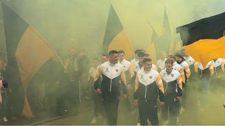 Stadt im Fußball-Ausnahmezustand - Zehntausend Fans stehen Spalier für Drittligist