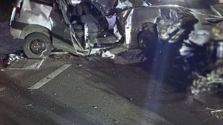 Hafif ticari araç, elektrik direğine çarptı: 1 ölü, 2 yaralı