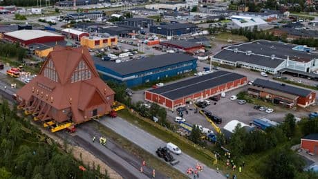 Umzug auf Rädern – Kirche von Kiruna ist sicher an neuem Standort angekommen