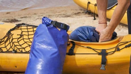 ¿Sabes qué es una dry bag? La mochila impermeable que resiste el agua y necesitas para tus aventuras en el río o el mar