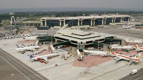 Milano Malpensa, paura su un volo in partenza: bloccato il decollo e fermato un 24enne ricercato per terrorismo