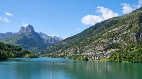 Una joya que parece de Disney: el pueblo entre montañas y en un embalse
