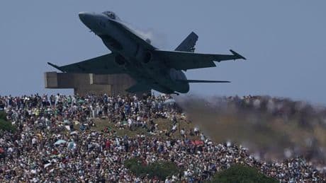 La increíble maniobra de un caza F-18 en el Festival Aéreo de Gijón: así logró evitar el capitán Botana a una bandada de aves