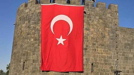 Cumhurbaşkanı Erdoğan'ın 'bayrak' çağrısına Diyarbakır ve Şırnak'ta kulak verildi