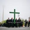 Zwischenstopp am Dom: Karfreitagsprozession zieht mit großem Kreuz durch Berlin