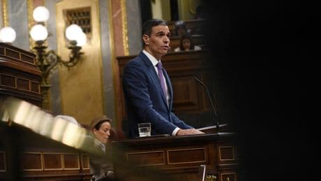 Sánchez camufla su falta de respuestas sobre el apagón y el AVE con una virulenta diatriba contra Feijóo