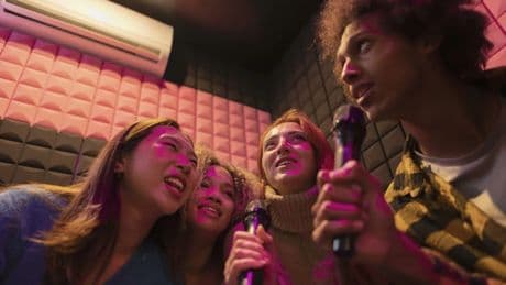 Vorurteile beim Karaoke: Du singst ja besser, als du aussiehst!