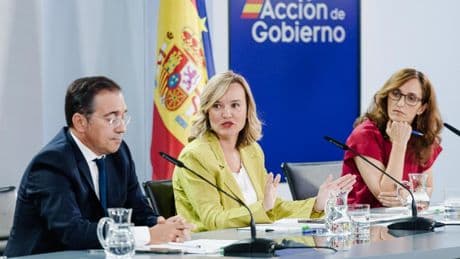 El Gobierno se aferra a la denuncia de "deshumanización de Sánchez y su familia" para blindarse ante la oposición