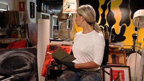 Cristina Casadevall, la artista zaragozana detrás de la marca que convierte tus bolsos y zapatillas en obras de arte