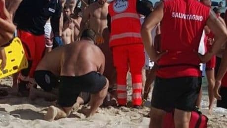 Ragazza di 19 anni muore in spiaggia: il tuffo in mare e il malore fatale davanti a genitori e bagnanti in Salento
