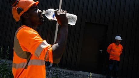 «Nous sommes beaucoup moins productifs» : face à la canicule, le monde du travail tente de s’adapter