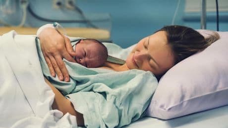 Los niños nacidos o adoptados en Madrid recibirán una ayuda de entre 500 y 1.000 euros