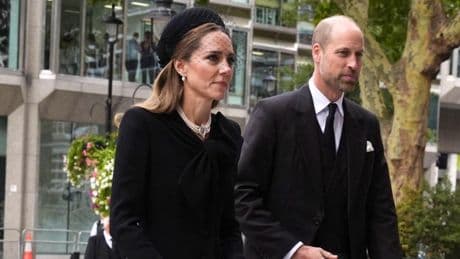 Kate Middleton, de luto riguroso, con tocado y joyas de Isabel II en el funeral de la duquesa de Kent