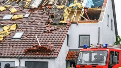 Unwetter in Bayern und Baden-Württemberg: Mehrere Reihenhäuser abgedeckt, vollgelaufene Keller, umgeknickte Bäume
