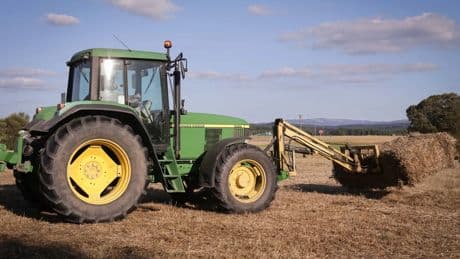 Herido en una pierna un niño tras pasarle por encima una rueda de un tractor en A Coruña