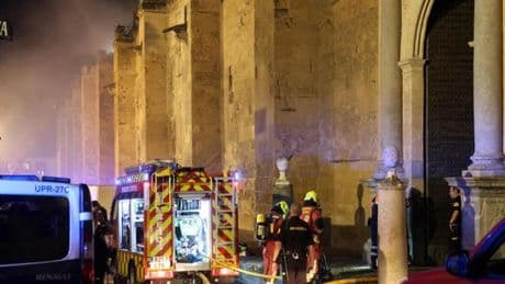 VIDÉO | La mosquée-cathédrale de Cordoue en proie aux flammes
