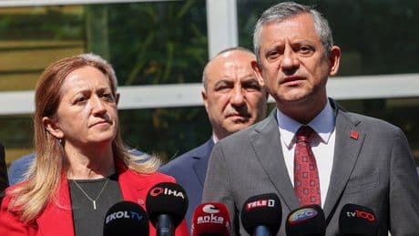 23 bin işçi için tek kelime etmedi: DİSK Başkanı, Özel'in arkasına sığındı