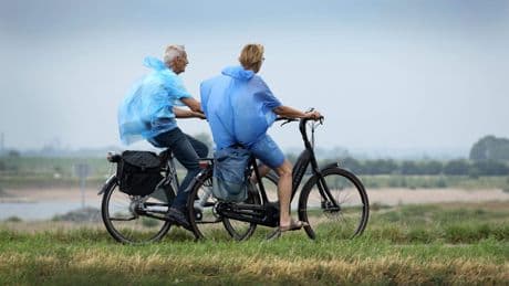 Zomers warm, maar stevige buien en windstoten nemen in middag de overhand