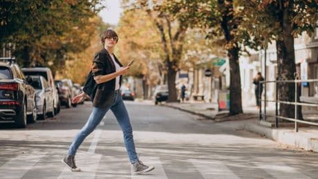 Qué significa caminar rápido, aunque no tengas prisa, según la psicología