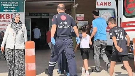 Küçük kız, kumbarasını açmaya çalışırken dilinden yaralandı