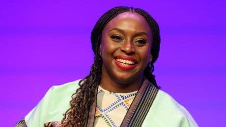 Chimamanda Ngozi: “És difícil que una dona dugui a terme el que somia; la societat té altres plans”