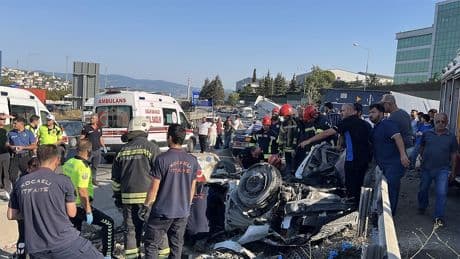 2 otomobil ile TIR çarpıştı, ortalık savaş alanına döndü: Çok sayıda ölü var