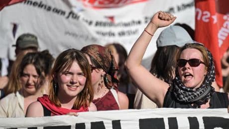 1. Mai Demonstration in Berlin beginnt – Grußwort von RAF-Terroristin Klette