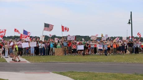 Hundreds of Americans turn out for 'Elbows Up for Canada' rally