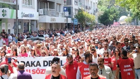İzmir'de grevin 2’nci günü: İşçiler yollara döküldü, 'Sadaka değil, toplu sözleşme' dedi